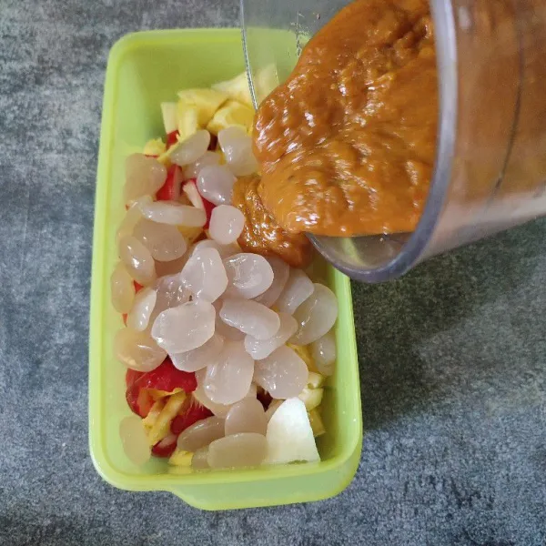 Salin buah potong ke dalam wadah bertutup. Lalu tuang bahan yang di blender ke atasnya.