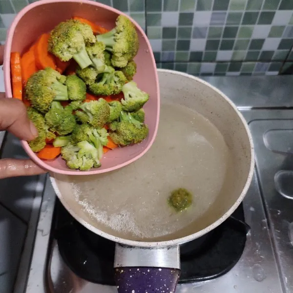 Masukkan brokoli dan wortel.