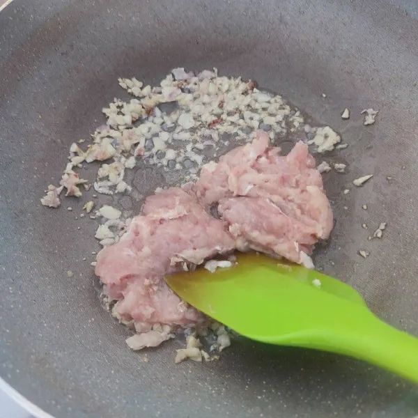 Masukkan ayam cincang, tumis hingga berubah warna.