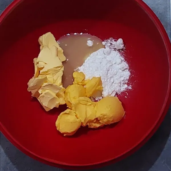 Campur jadi satu. Masukkan Mentega, margarin, gula halus, dan skm. Mixer dengan kecepatan rendah, hingga rata saja.