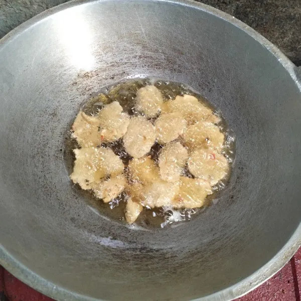Panaskan minyak, lalu goreng keripik hingga berwarna kecoklatan. Lalu angkat dan dinginkan sebelum disimpan dalam toples