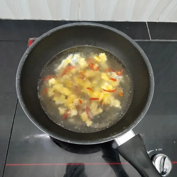 Lalu masukkan air,masak hingga mendidih.