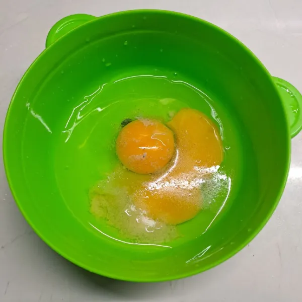 Kocok Telur, merica bubuk dan kaldu bubuk sampai rata.