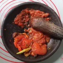 Pindahkan kecobek. Tambahkan garam, kaldu bubuk, gula dan terasi. Uleg halus.