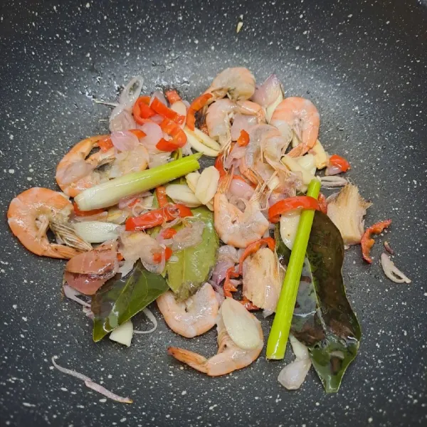 Masukkan udang, tumis sampai udang berubah warna kemerahan. Tuang air, masak sampai mendidih.