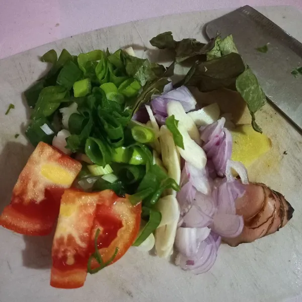 Iris bawang merah, bawang putih, bawang daun, jahe, lengkuas, dan tomat.
