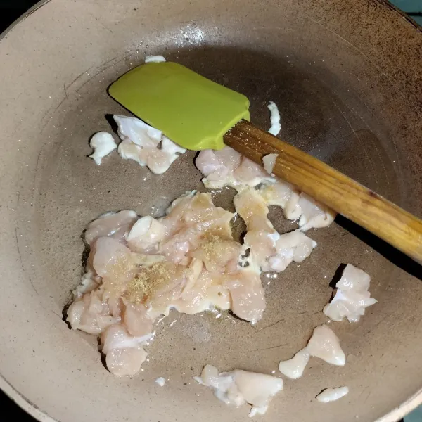 Langkah yang pertama tumis dada ayam yang potong sesuai selera lalu tambahkan garam dan penyedap rasa aduk sampai rata tumis hingga matang