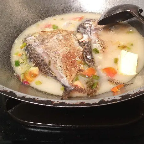 Terakhir santan kental. Aduk kembali. Masak hingga kuah mendidih. Tes rasa dulu sebelum diangkat.