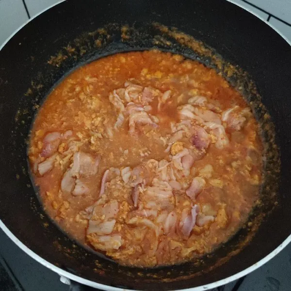 Kemudian tambahkan air, kecap manis, saos tiram, gula pasir, garam, dan kaldu jamur. Aduk rata, jika sudah mendidih, masukkan daging slice, masak hingga daging berubah warna.