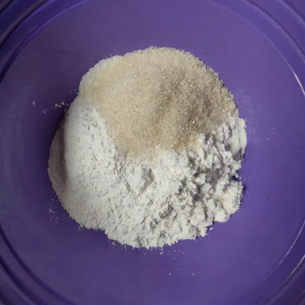 Campurkan tepung beras, tepung tapioka, gula pasir dan garam, aduk rata.