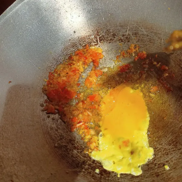 Sisihkan tumisan bumbu. Masukkan telur. Campurkan bumbu halus dengan telur.