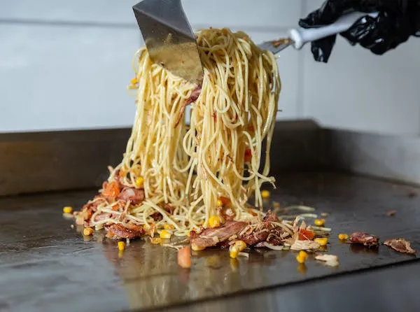 Spatula digunakan untuk memasak spaghetti