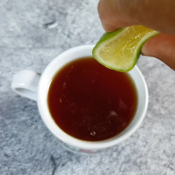 Beri perasan jeruk nipis, aduk rata dan sajikan.