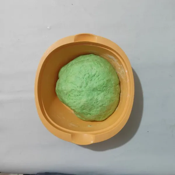 Uleni hingga adonan kalis. Istirahatkan selama 30 menit.