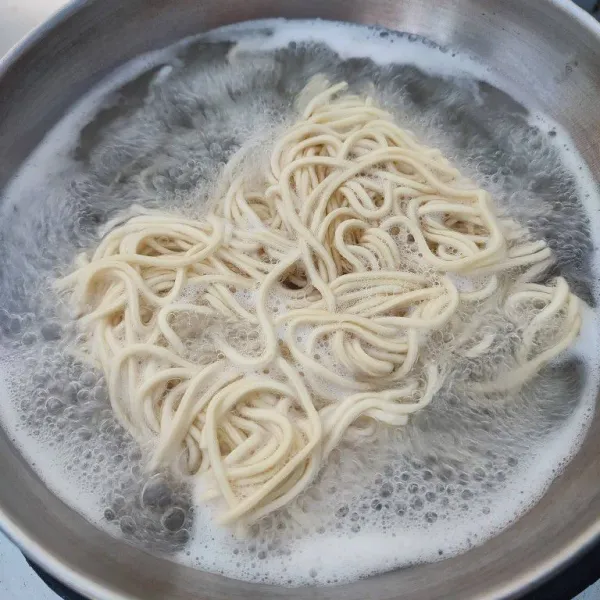 Rebus mie telur hingga matang, tiriskan dan potong-potong.