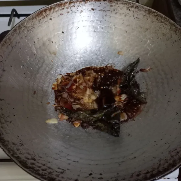 Masukan garam, kecap manis dan saus tiram.
