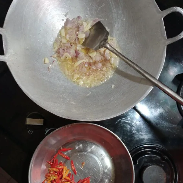 Panaskan secukup nya minyak, kemudian tumis bawang merah dan bawang putih hingga harum.