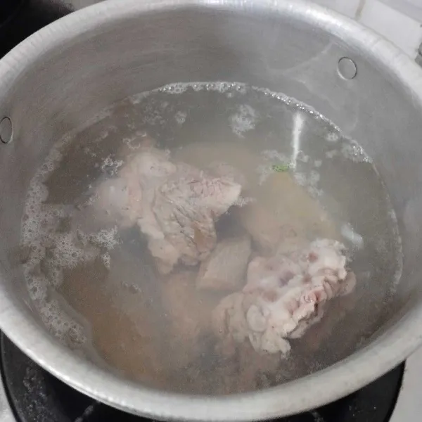 Rebus air hingga mendidih, kemudian masukkan daging kambing. Rebus dengan mode 30-5-7.