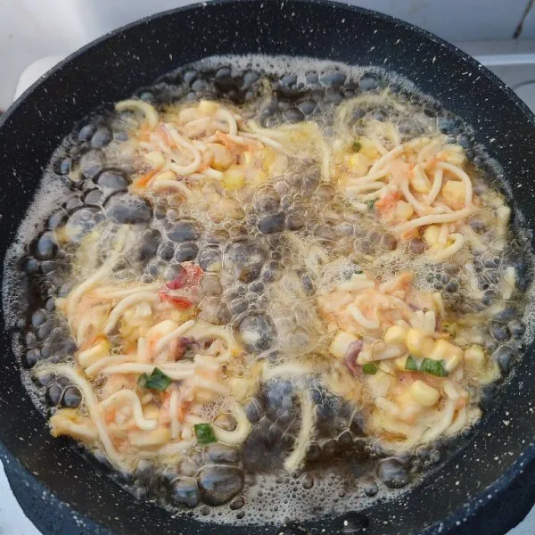 Goreng dalam minyak panas hingga matang, angkat dan tiriskan.