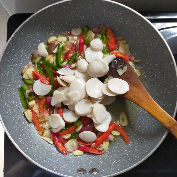 Masukkan bakso ikan.