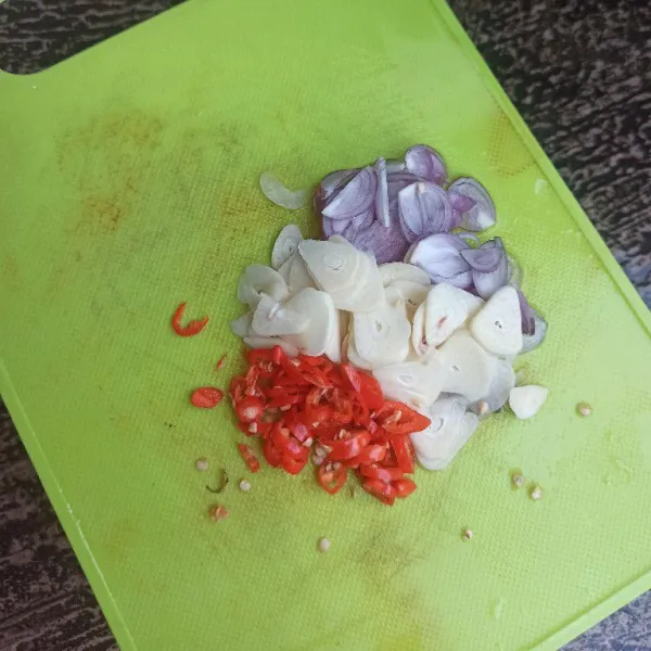 Iris tipis bawang putih, bawang merah dan cabai