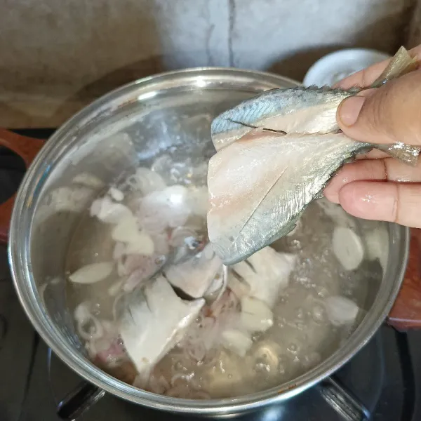 Setelah mendidih masukkan ikan kembung.