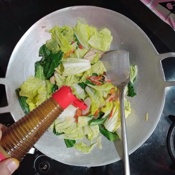 Masukkan sawi putih dan pakcoy, bumbui dengan saus tiram dan penyedap rasa, aduk sampai layu, cek rasa.