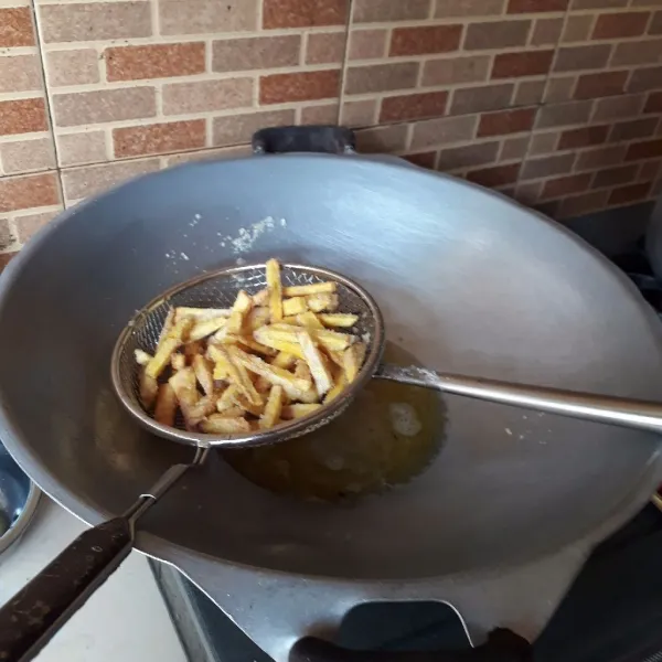 Goreng dalam minyak panas hingga setengah matang, tiriskan.