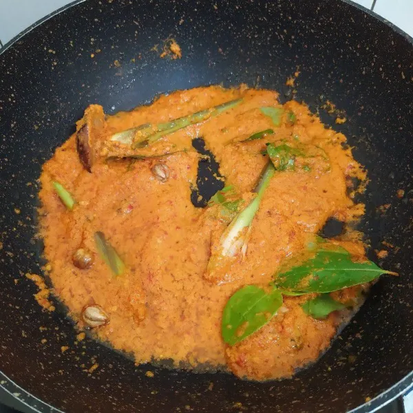 Tumis bumbu halus beserta bumbu aromatik hingga tanak.