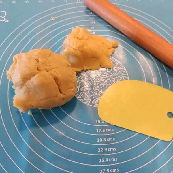 Campurkan terigu dan margarin sampai bergerindil. Tambahkan telur, ulen rata. Bulatkan, istirahatkan di kulkas ±30 menit.