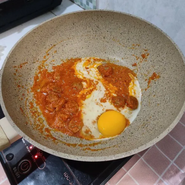 Setelah itu masukkan telur ayam, buat orak-arik.