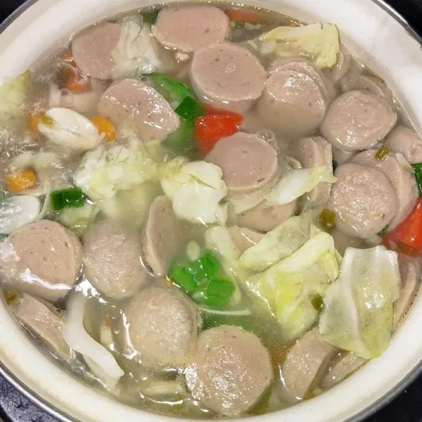 Masukkan tomat, kubis, dan seledri. Tambahkan gula, garam, merica, dan penyedap rasa. Aduk hingga rata. Masak hingga matang. Siap disajikan.