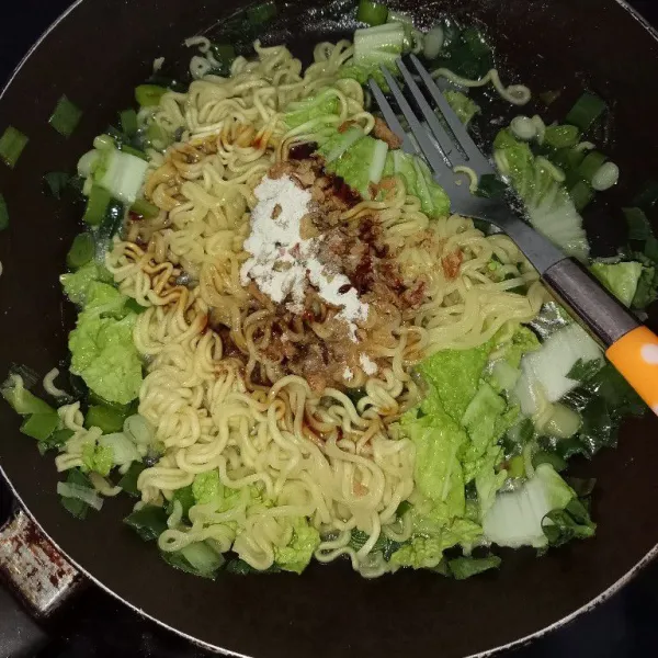Masukkan kecap, saus tomat,kaldu rasa sapi dan bawang merah goreng