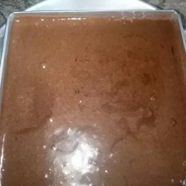 Terakhir masukkan sisa adonan lalu kukus lagi selama 30 menit atau sampai matang. Tes tusuk dengan menggunakan tusuk sate. Setelah matang, angkat lalu keluarkan dari loyang tunggu hingga dingin. Setelah dingin baru olesi dengan buttercream dan beri hiasan coklat serut.