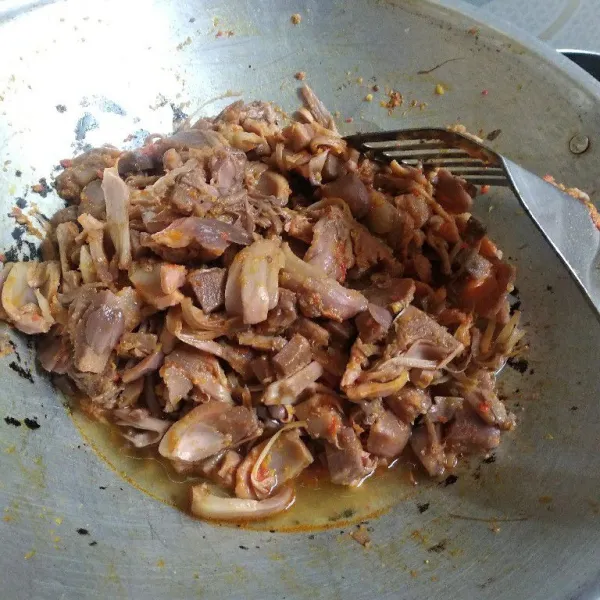 Masukkan nangka, tambahkan air. Aduk rata. Masukkan garam, gula dan kaldu bubuk. Masak sampai air menyusut.