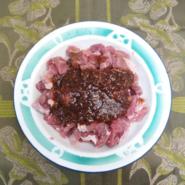 Cuci bersih daging, masukkan bumbu, aduk rata, dan diamkan hingga bumbu meresap, sekitar 1 jam.