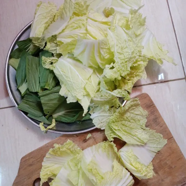 Iris juga pakcoy dan sawi putih.
