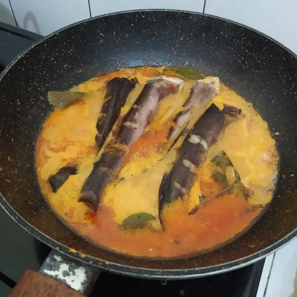 Masukan ikan lele yg telah di airfry tadi