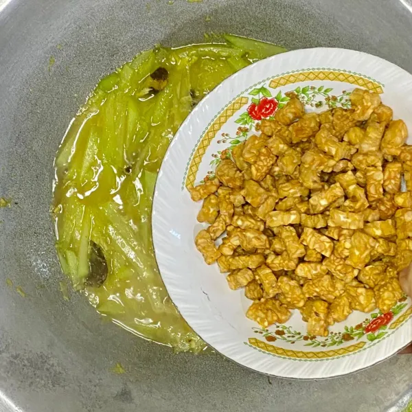 Tambahkan tempe, lalu aduk-aduk.