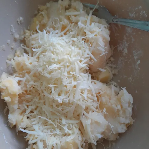 Tambahkan tepung maizena dan keju parut, lalu aduk kembali hingga rata
