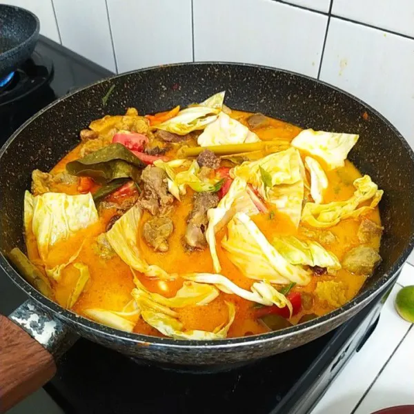 Masukkan irisan kubis, bawang pre, tomat dan cabe rawit. Koreksi rasa lalu sajikan.