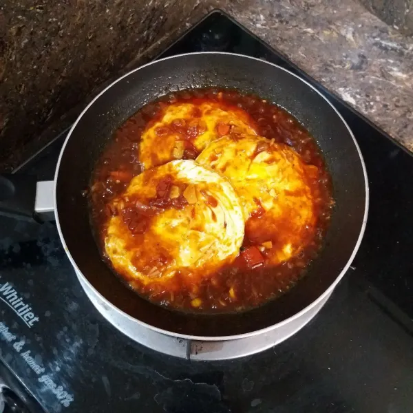 Masukkan telur dan daun kucai, aduk rata, dan masak hingga bumbu meresap.