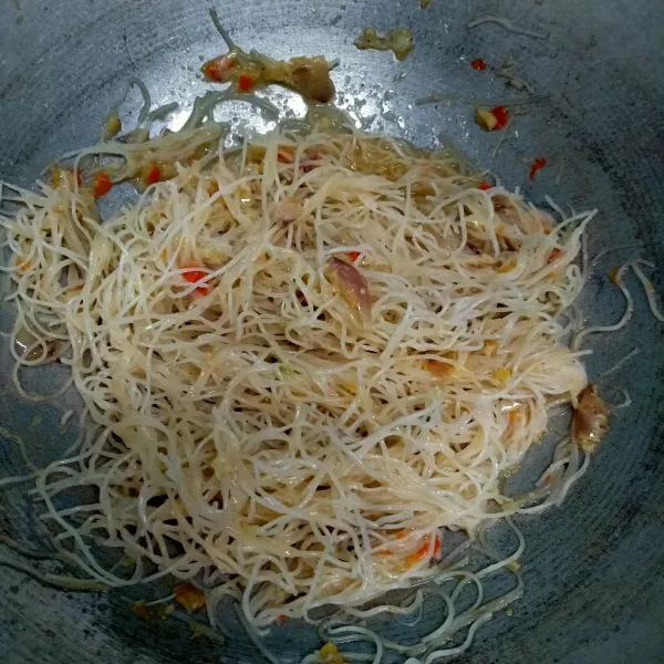 Maaukkan bihun aduk merata