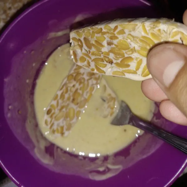 Celupkan tempe kedalam adonn tepung