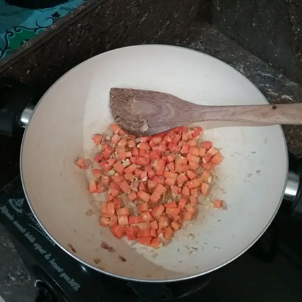 Tumis bawang merah dan bawang putih hingga harum, masukkan wortel, aduk-aduk, masak sebentar, dan sisihkan ke pinggir wajan.