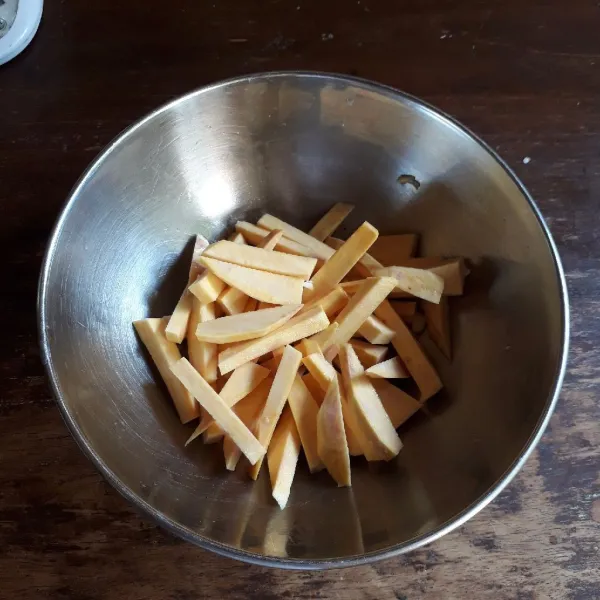 Cincang bawang putih. Campurkan ubi, bawang putih dan air, aduk rata dan diamkan 30 menit.