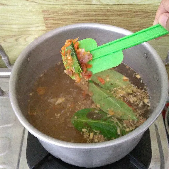 Rebus air hingga mendidih. Tambahkan bumbu halus, daun salam, daun jeruk, tempe semangit, lengkuas dan masak hingga aromanya harum.