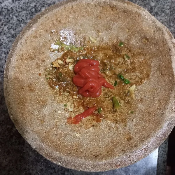 Haluskan bawang putih, kencur, cabe rawit, garam dan gula merah, tambahkan saus dan air panas secukupnya, aduk rata