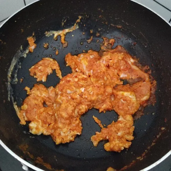 Lalu masukkan telur, aduk merata hingga tercampur.