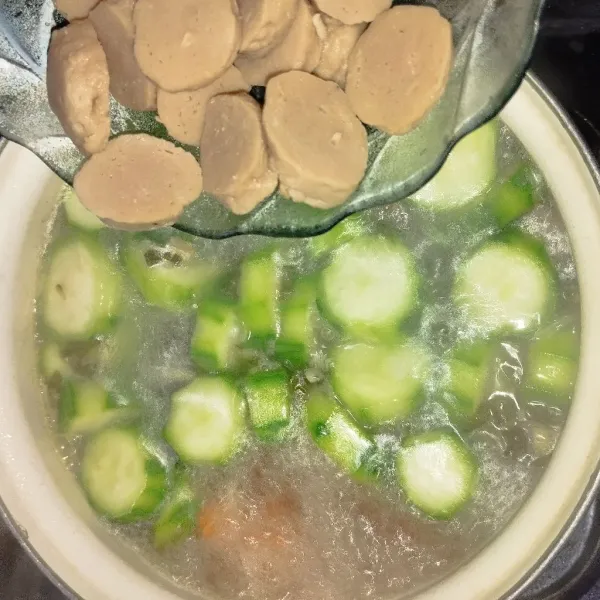 Masukkan bakso, aduk.
